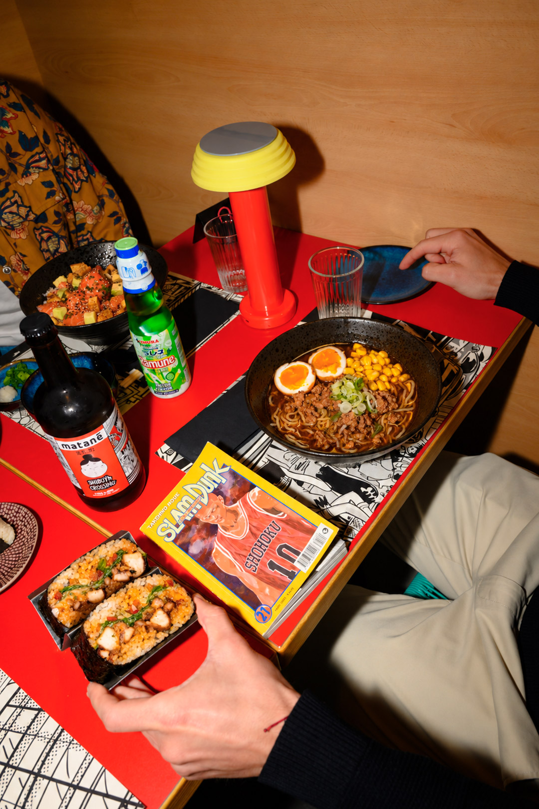 Ramen, onigirazu e un manga sul tavolo di Matanē