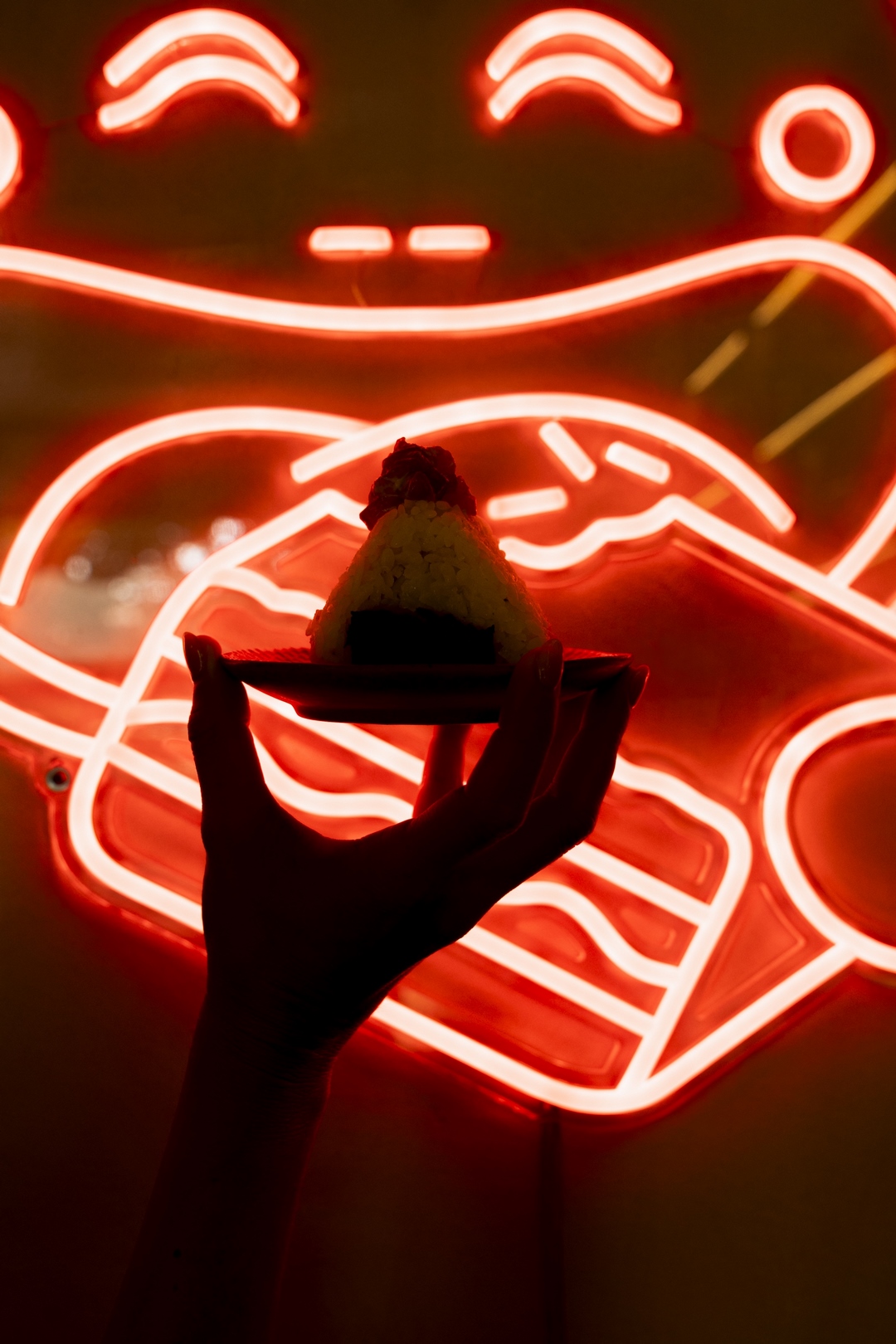 Onigiri Matanē davanti al neon