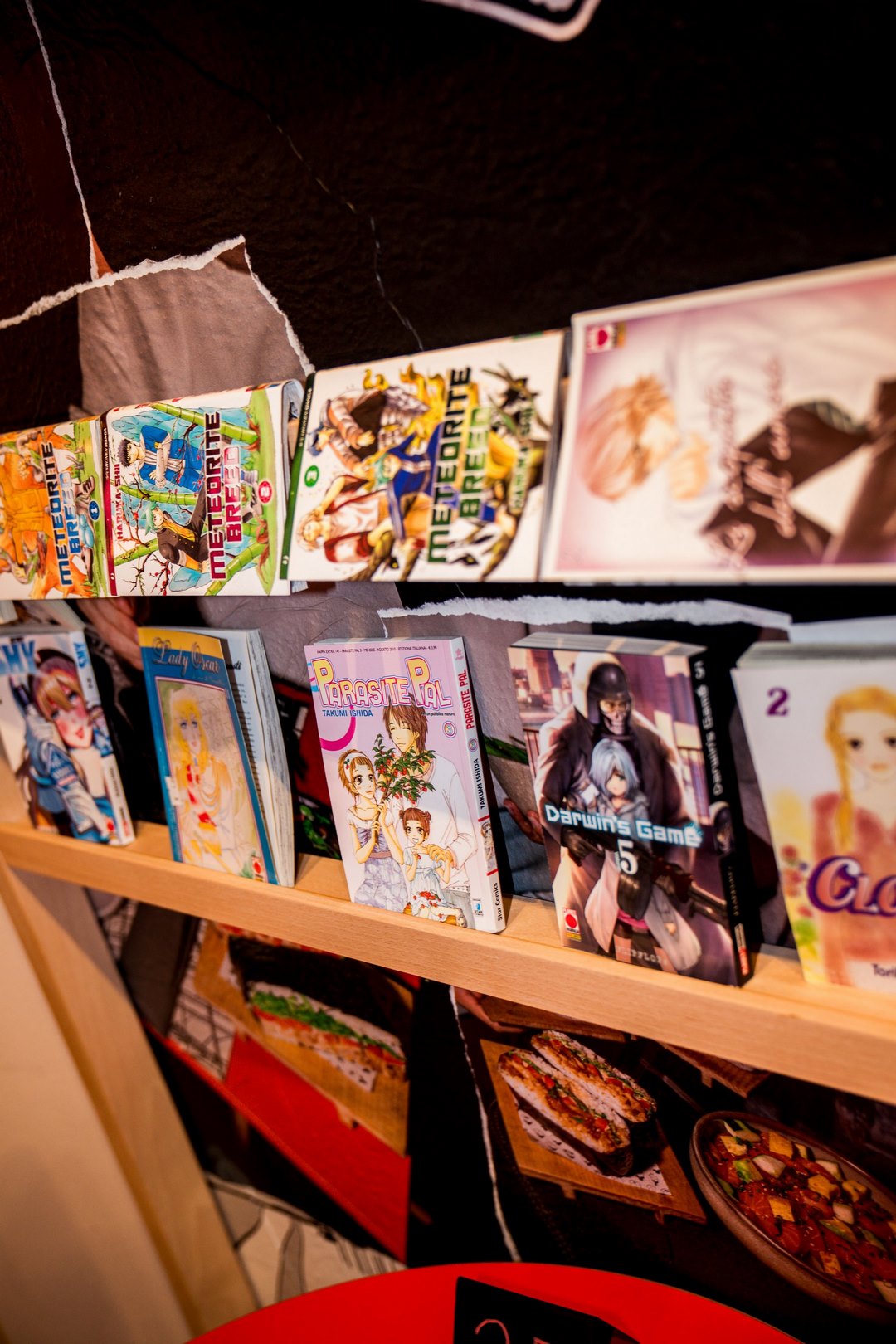 Manga e piatti sulla parete di Matanē